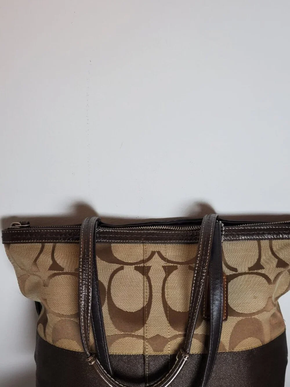 32. COACH SIGNATURE LOGO MEDIUM ZIP TOP SHOULDER BAG BROWN/BEIGE LINED POCKETS